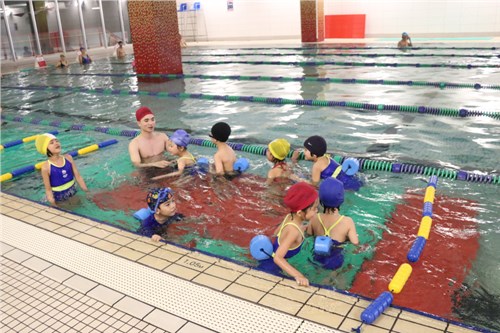 Trường MN Hoa Sữa kết hợp với TTTM Aeon Mall Long Biên tổ chức buổi tập bơi miễn phí cho các bé lớp MGLA3,A4